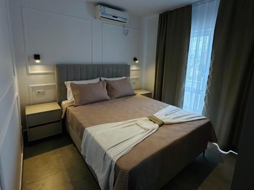 a bedroom with a large bed with a window at Casa Meellas in Donji Štoj
