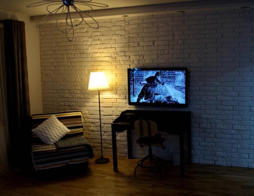 salon z telewizorem na murze w obiekcie White House Gdańsk Wrzeszcz w Gdańsku