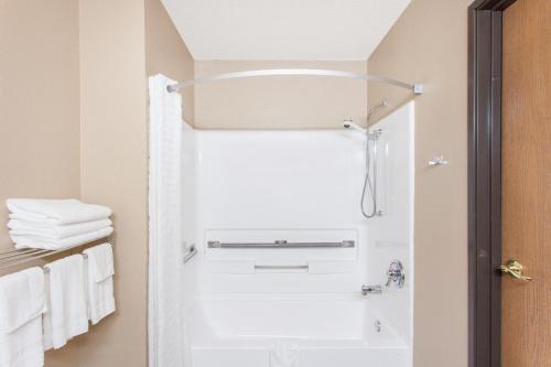 Koupelna v ubytování Super 8 by Wyndham Norton VA