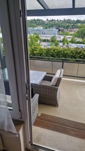 a balcony with a table and chairs and a window at Rooms & Apartments Schwäbisch Gmünd in Schwäbisch Gmünd