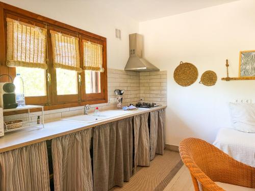 a bathroom with two sinks and a bed in a room at Michel Dos apartamentos in San Ferrán de ses Roques