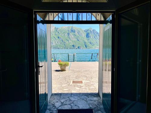 an open door with a view of the water at Appartamento Zu fronte lago con piscina in Fonteno