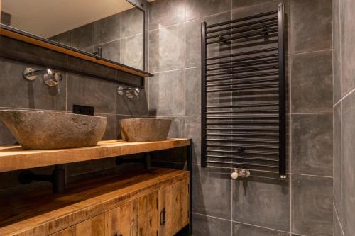 a bathroom with two sinks and a shower at Ericaheide: Industrial look (4p) in Erm