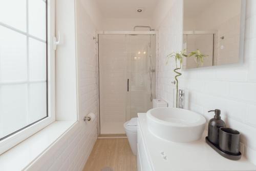 Downtown Elegant Studio by Vacationy