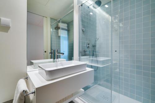 Simili Bayline Luxury Beachfront and Spa by Algarstays