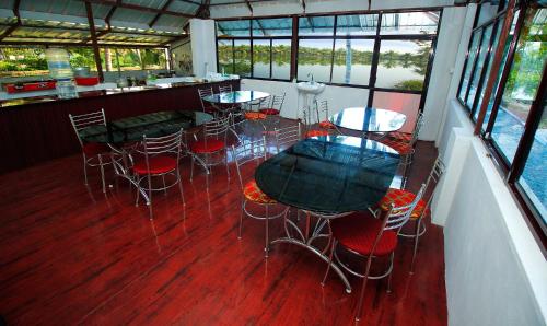 Munroe Island的住宿－芒羅島湖濱度假村，船上配有桌椅的房间