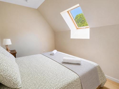 a bedroom with a bed and a window at Maison rénovée 4 chambres, calme et convivialité in Mousseaux-lès-Bray