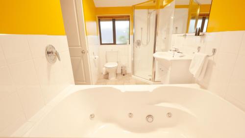 Ванна кімната в Randolph Motel Apartments
