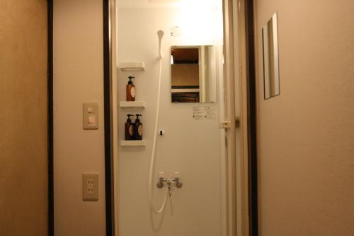 京都市にあるはる家 梅小路のバスルーム(シャワー付)、鏡付きのドアが備わります。