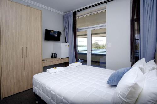 Ένα ή περισσότερα κρεβάτια σε δωμάτιο στο Lakes and Ocean Hotel Forster
