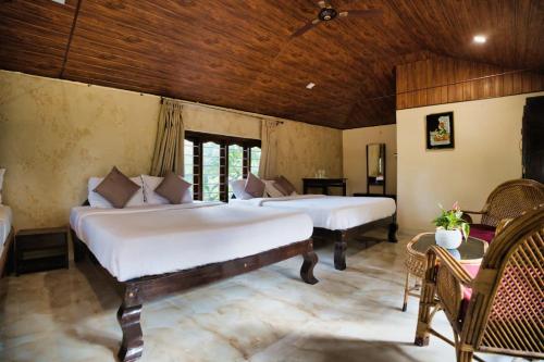 a bedroom with two beds in a room at Coffee County in Srimangala