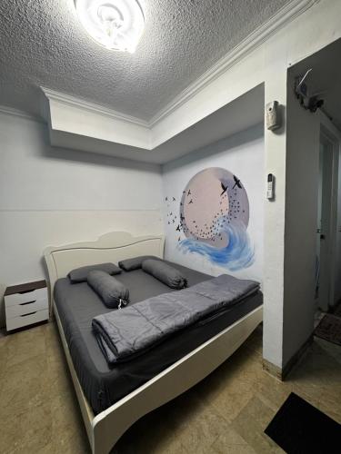 a bedroom with a bed with a painting on the wall at Ocean Breeze Carita in Carita