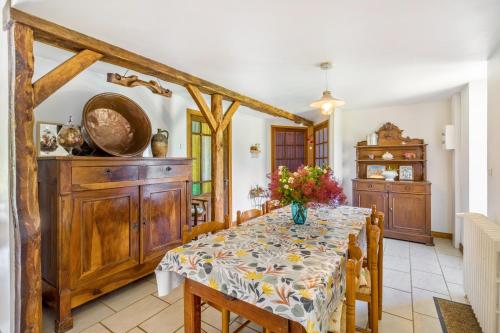 a dining room with a table and chairs at Gite Périgourdin - 2 Chambres in Saint-Geniès