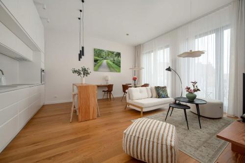 Luxury Apartment with Parking and Air Conditioning Near the Market Square by Renters Prestige
