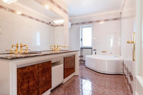 a bathroom with a tub and a sink and a bath tub at Villa Montevicoli in Ceglie Messapica