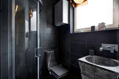 Hip Athens Designer's Suite with Balcony, near Metro and Acropolis VASIAs DELUXE SUITE