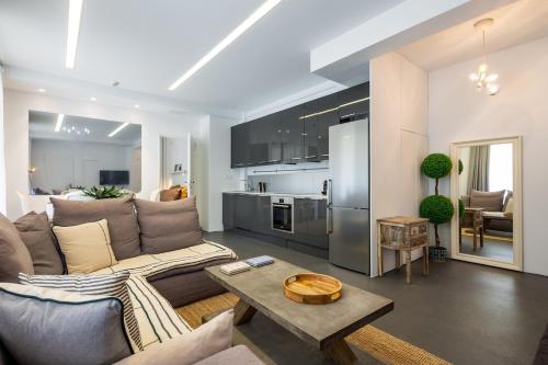 Hip Athens Designer's Suite with Balcony, near Metro and Acropolis VASIAs DELUXE SUITE