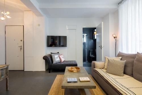 Hip Athens Designer's Suite with Balcony, near Metro and Acropolis VASIAs DELUXE SUITE