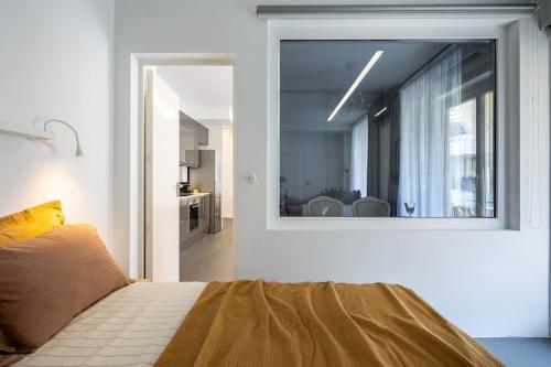 Hip Athens Designer's Suite with Balcony, near Metro and Acropolis VASIAs DELUXE SUITE