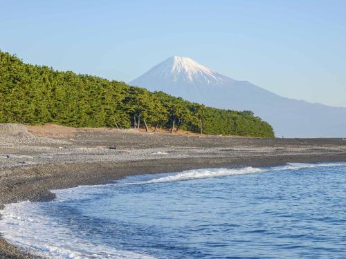 a mountain in the distance with a body of water at Hotel Hagoromo in Shizuoka