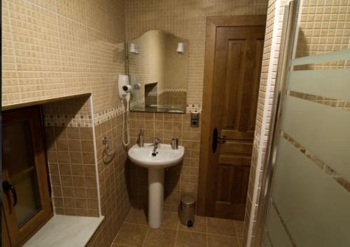 a bathroom with a sink and a mirror at Casa Nansi in Berodia