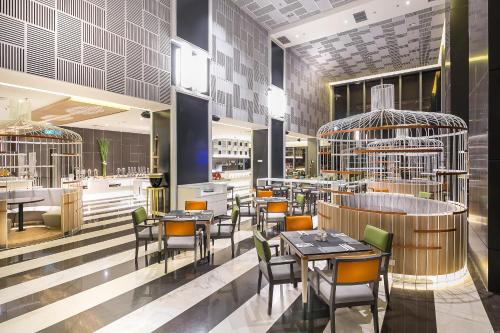 Vertu Harmoni Jakartaにあるレストランまたは飲食店