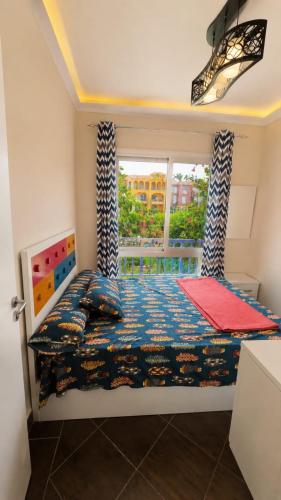 a bedroom with a bed and a window at Porto Matrouh unique Chalet in Marsa Matruh