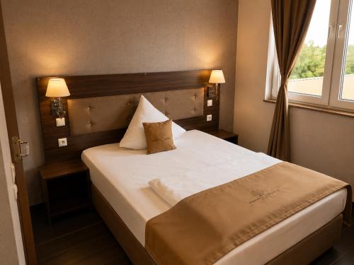 a bedroom with a large bed with a window at Hotel Pasa Paradies KOSTENLOSE PARKPLÄTZE in Hanau am Main