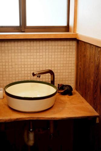 ein Waschbecken auf einer Holzablage in einem Badezimmer in der Unterkunft guesthouse waku in Nagiso