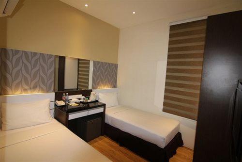 The V Hotel tesisinde bir odada yatak veya yataklar