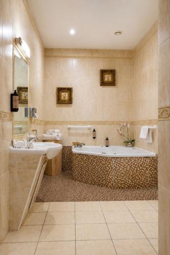 a bathroom with a tub and a sink at Lakeside Manor Hotel in Virginia