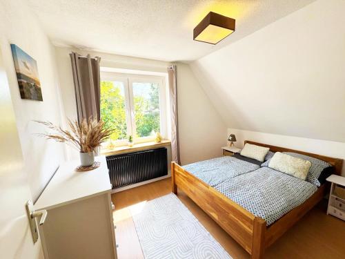 a small bedroom with a bed and a window at Ferienwohnung am Haff in Ueckermünde