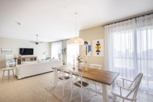 Nasma luxury stays- Family coastal retreat in JBR