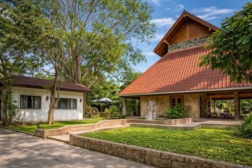 a house with a red roof at Varaya Resort in Ban Kraek