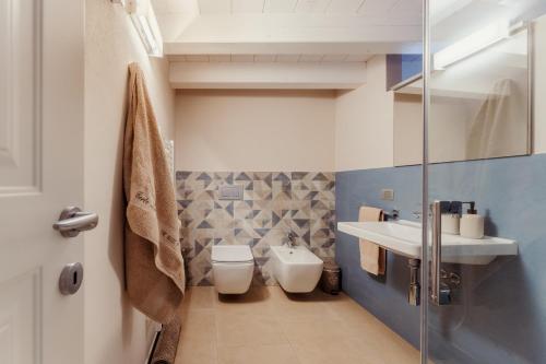 a bathroom with a toilet and a sink at Corte Lavarini in Fumane