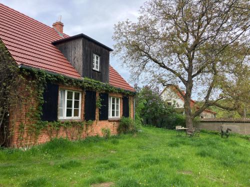 an old brick house with ivy growing on it at Haus Prälank in Neustrelitz