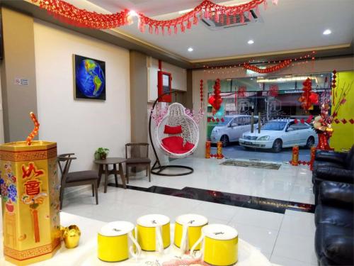 a room with yellow and white drums on a table at Royale Hotel Batu Gajah in Ipoh