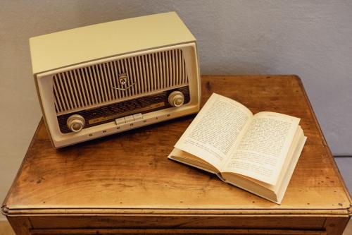 an old radio and a book on a table at Rocha Suites in Rocca Cilento