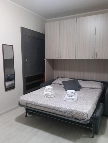 ein Schlafzimmer mit einem Bett, auf dem zwei Handtücher liegen in der Unterkunft Jemi's House in Vibonati