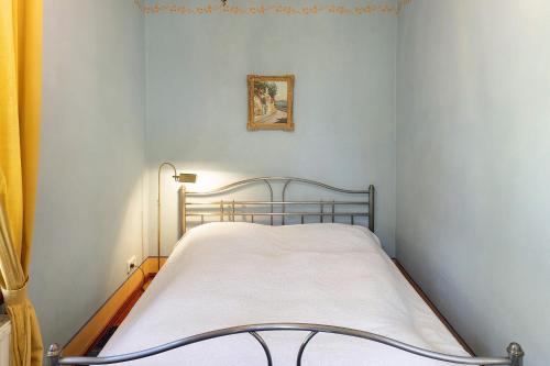 a bed in a room with a picture on the wall at Ferienwohnung am Roten Schloss in Glashütte