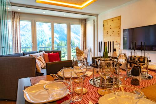 a table with glasses on it in a living room at Casa Calmea in Arosa