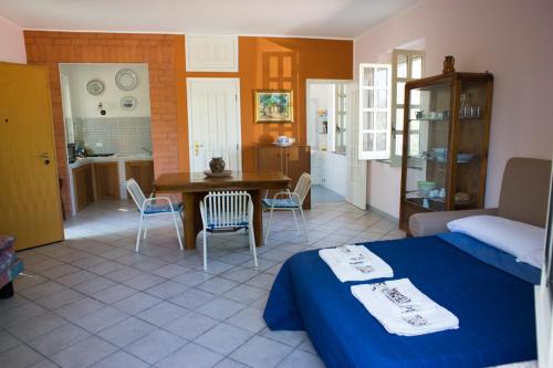 a bedroom with a bed and a table and chairs at Il Giardino sul Mare in Acquedolci