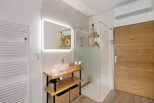 a bathroom with a sink and a shower at Au Cerf Blanc Suite Parentale in Les Eyzies-de-Tayac