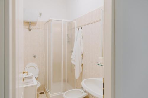 a bathroom with a shower and a toilet and a sink at Casa Vacanze Bottasso 68 in Terracina