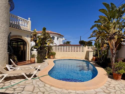 Villa moderne proche plage avec terrasse spacieuse