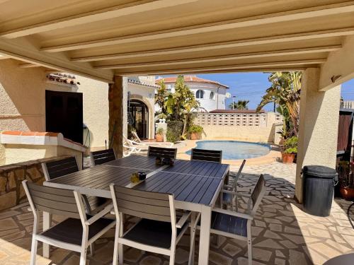 Villa moderne proche plage avec terrasse spacieuse