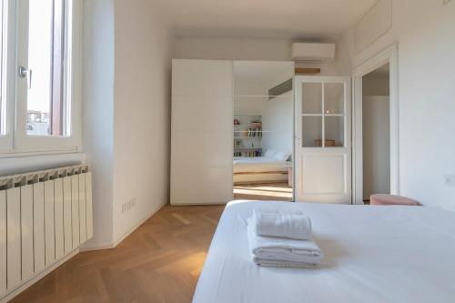 Xenia Milan - 2 room apartment in Pietro Custodi 10