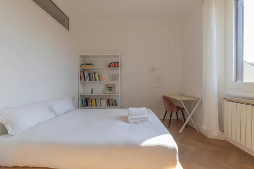Xenia Milan - 2 room apartment in Pietro Custodi 10