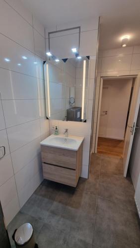 a bathroom with a sink and a mirror at Rudolph Apartments Kleve in Kleve