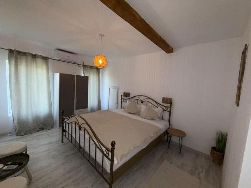 a bedroom with a bed in a room at Cazare Vidin in Basarabi